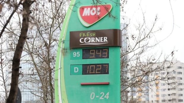 Benzina, mai scumpă cu 1 leu la unele stații peco, față de prețul minim, sâmbătă, 13 iunie 2026. Cât costă un litru de carburant în București, Cluj-Napoca, Timișoara, Iași și Constanța
