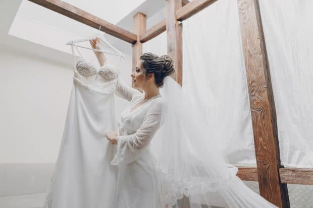 Rochie de mireasă simplă cu spatele gol: eleganță feminină, efect memorabil