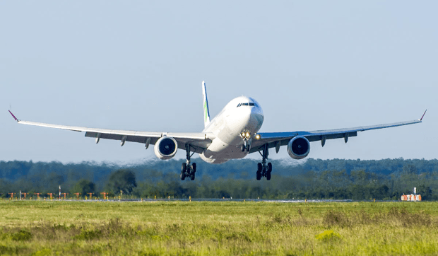 Un Airbus A330-300 a zburat direct de la New York la Satu Mare și a adus 250 de pasageri care vor să își viziteze locurile de origine ale familiilor