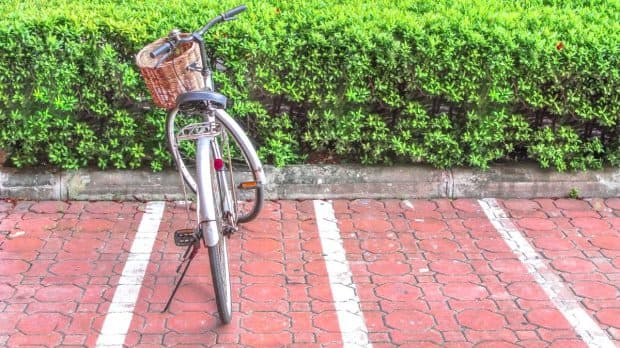 Un angajat a fost concediat după 33 de ani de muncă la o companie, pentru că era plătit să vină cu bicicleta la serviciu, dar el venea cu mașina