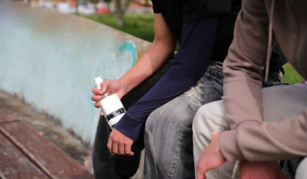 Un bărbat a ieșit să bea pe banca din fața blocului, dar a fost reținut de polițiști pentru că a evadat din arest la domiciliu