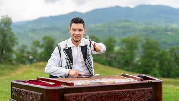 Povestea tânărului român care a cântat la țambal la reședința lui Donald Trump: „Am învățat în mai puțin de 10 minute celebra «My Way» a lui Frank Sinatra”