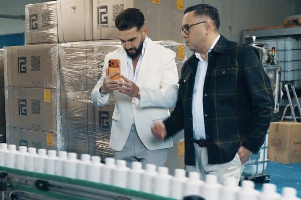 În culisele „Fără Sense”: Dorian Popa a creat panică într-o fabrică de săpun din România! Angajații au crezut că se vinde firma când s-au trezit cu el în fabrică