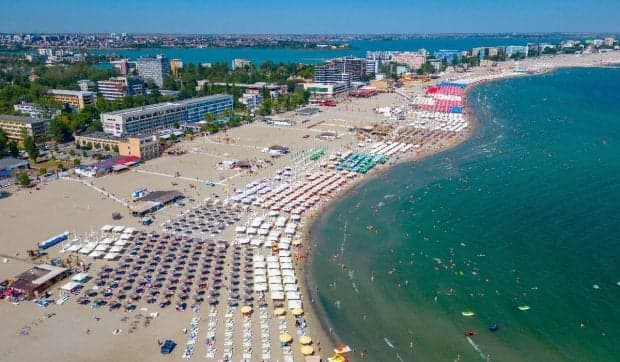 Hotelierii de pe litoralul românesc încearcă să combată tăierea voucherelor de vacanță cu reduceri de ultim moment: „2026 seamănă cu o «jumătate de pandemie»”