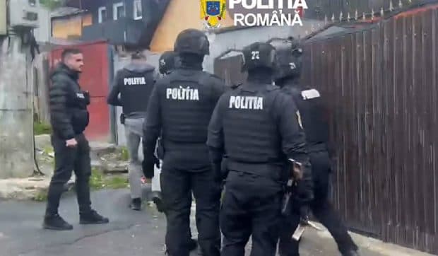 O femeie de 40 de ani conducea „clanul cămătarilor” din Brașov, destructurat de mascați