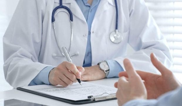 Prima zi de concediu medical va fi din nou plătită pentru bolnavii cronici și oncologici: „Am eliminat o mare nedreptate”