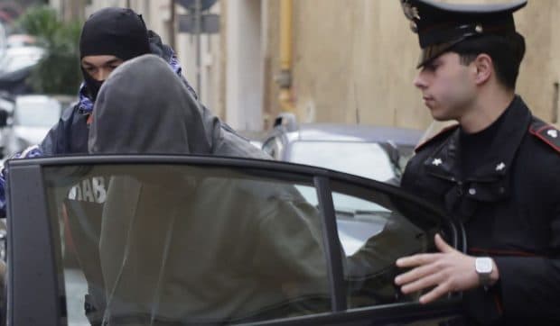 Banda de români care a îngrozit Italia: Opt persoane arestate pentru un jaf de 600.000 de euro după ce au spart intrarea unei firme folosind o dubă
