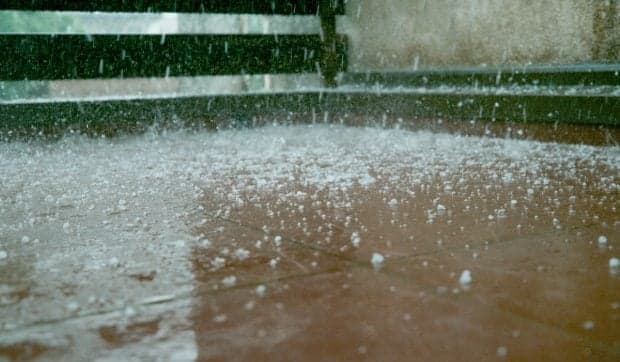 Ploi torențiale, grindină și vijelii în 30 de județe din România. Harta zonelor vizate de avertizarea meteo ANM cod galben