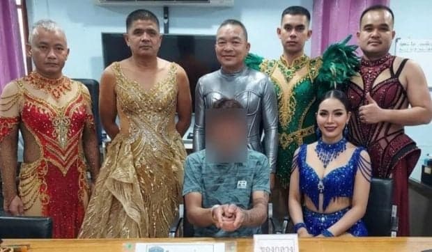 Polițiștii din Thailanda s-au deghizat în dansatoare cu rochii cu pene și paiete, pentru a prinde traficanți de droguri