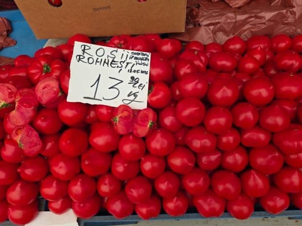 Controale masive în supermarketuri după ce legume și fructe de import au fost vândute ca fiind românești: pepeni de Dăbuleni, tomate de Olt sau castraveți de Matca