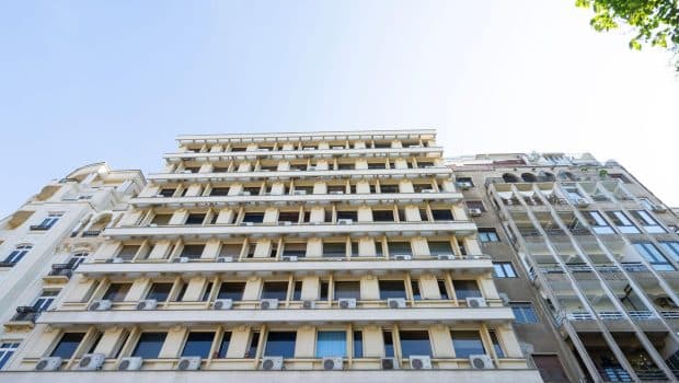 De ce nu scad prețurile locuințelor deși România traversează o criză economică? Doi experți explică paradoxul imobiliar
