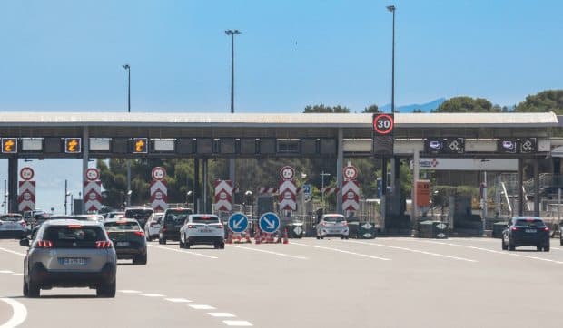 Un șofer a fost pus să plătească 12.600 de euro, câte 50 de euro pentru fiecare trecere neplătită prin taxatoarele de pe autostradă, în Franța
