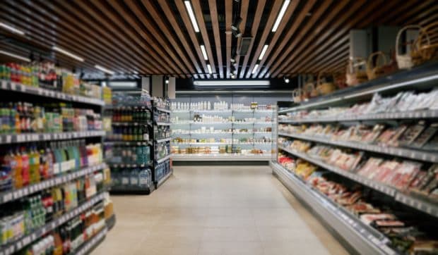 Doi bărbați din Cluj s-au bătut printre rafturile unui magazin, chiar în fața vânzătoarei, după o ceartă din senin