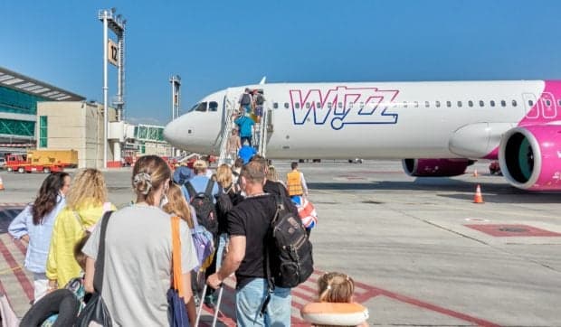 O româncă nu mai are voie să călătorească timp de un an cu Wizz Air, după ce a mers la toaletă și și-a aprins țigara electronică