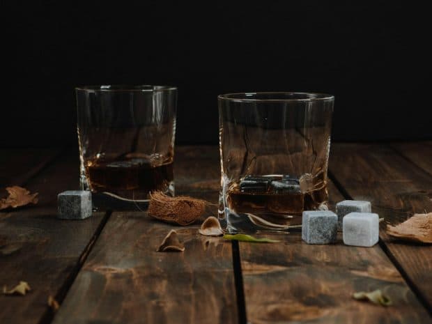 Whisky pe gustul tău: ghid simplu pentru a înțelege tipurile și a face alegerea potrivită