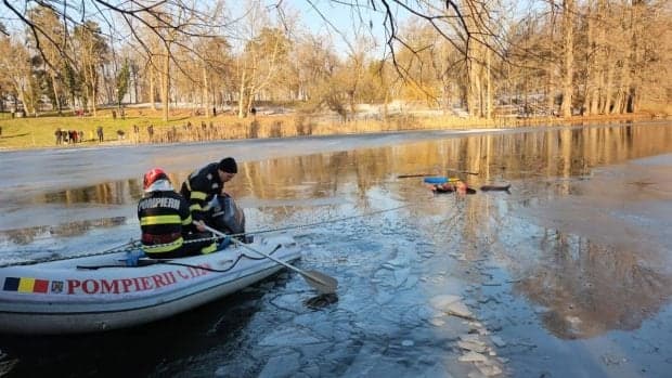 Indianul Vipan Kumar și românul Mădălin Popescu au primit titlul de cetățean de onoare al Craiovei, după ce au salvat o fetiță de la înec iarna trecută