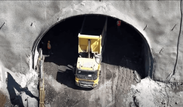 650 de muncitori și 200 de utilaje iau cu asalt una dintre cele mai grele secțiuni din Carpați pe Autostrada Sibiu-Pitești