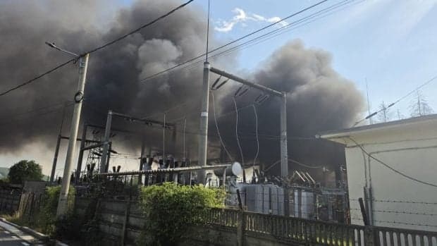 Mesaj RO-Alert emis după un incendiu puternic la un transformator electric din Pucioasa: 50 de oameni au fost evacuați