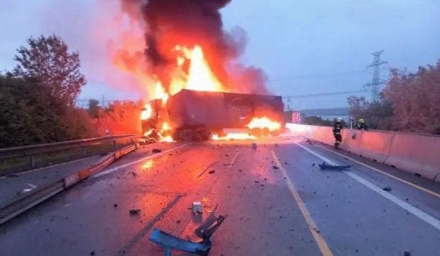 Un șofer român de TIR a murit carbonizat în cabină, după ce a lovit un camion unguresc apărut brusc în fața sa, pe toată lățimea autostrăzii, în Cehia