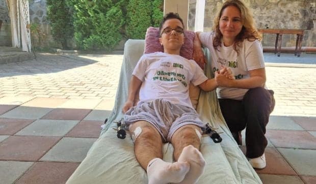 Un adolescent imobilizat după operație a venit în tabără cu propriul pat pliant. Povestea Oamenilor Mici care au dat statul în judecată pentru dreptul de a crește
