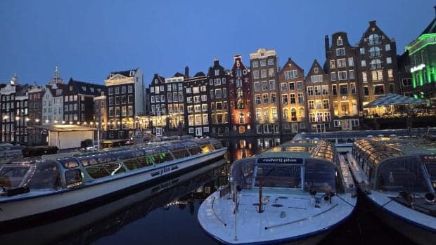 Amsterdam e atât de supărat pe turiști, încât vrea să închidă portul de croaziere și să-i taxeze cu 20%