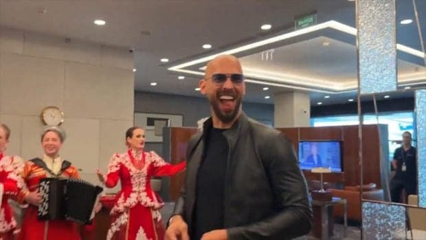 Andrew și Tristan Tate au fost primiți cu pâine și sare în Rusia. Cei doi frați sunt anchetați pentru trafic de persoane și viol