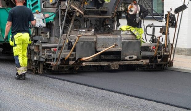 Cum poți obliga Primăria, prin lege, să îți construiască drum de acces către casă dacă ești izolat sau mergi prin noroi. Avocatul Adrian Cuculis: „Accesul la drumul public e garantat”
