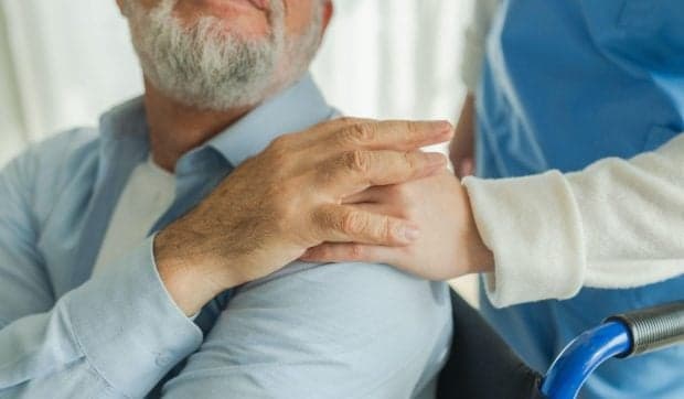 O badantă din Italia a falsificat două testamente pentru a obține averea bătrânului pe care îl îngrijise, dar o greșeală banală i-a stricat planul