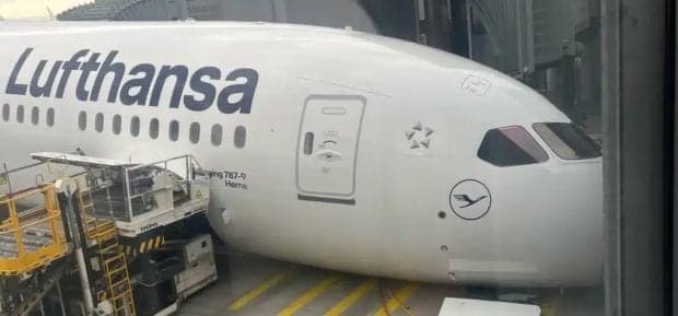 Mai mulți răniți pe aeroportul din Frankfurt după ruperea trenului de aterizare al unui avion, înainte de îmbarcare