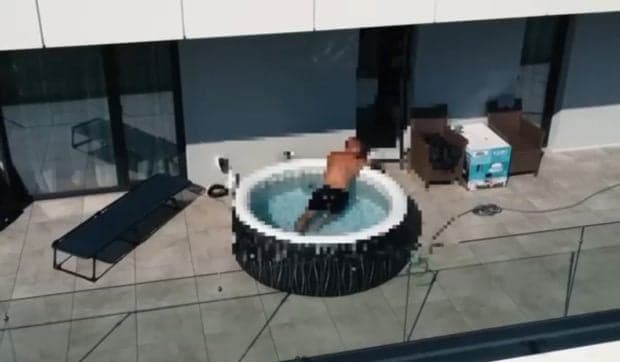Urmărit internațional săltat de mascați direct din piscina gonflabilă, în Bistrița. Bărbatul se relaxa la soare, pe terasa apartamentului