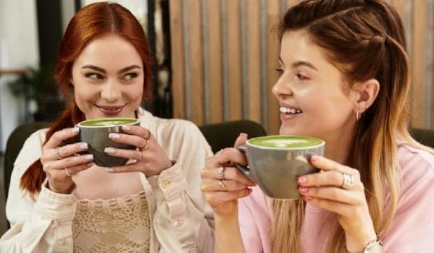 Băutura care a înnebunit cafenelele: Cum te ajută combinația de matcha și cocos să scapi de stres și balonare