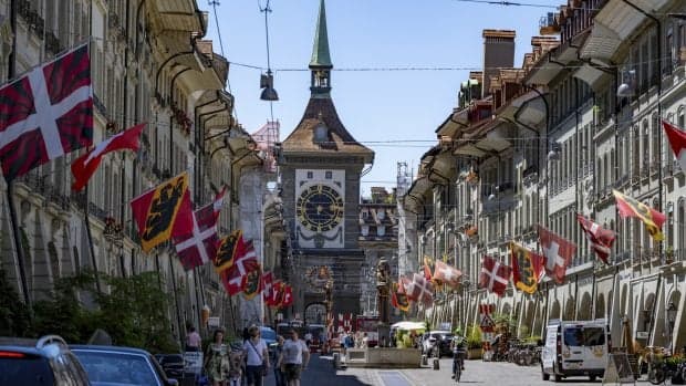 Elveția organizează un referendum privind plafonarea numărului populației. Măsurile propuse i-ar putea afecta inclusiv pe românii din țara alpină