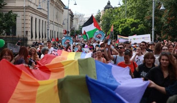 Marșul Bucharest Pride 2026: zeci de mii de oameni cer drepturi egale pentru comunitatea LGBT+ și parteneriat civil pe Calea Victoriei