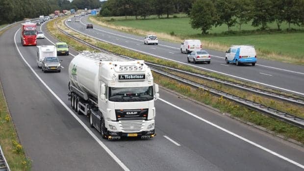 Un transportator va avea de plătit 360.000 de euro pe an taxe de drum, pentru că de la 1 iulie va fi taxat la kilometru, în Olanda