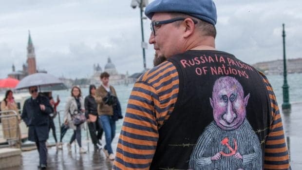 Uciderea caricaturistului rus care l-a ironizat pe Putin este un asasinat politic, spune Donald Tusk