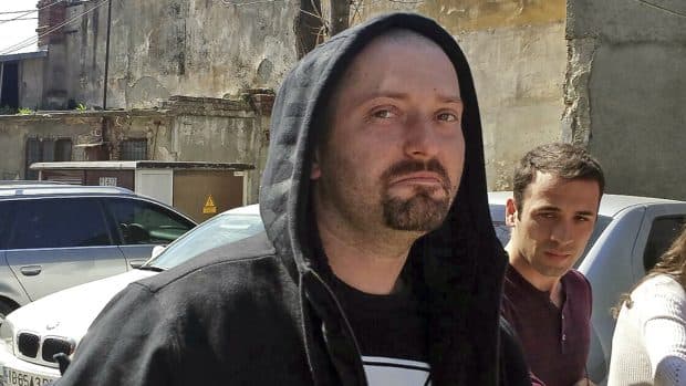 Cazul ciudat al pacientului Cheloo. Cum a ajuns artistul să fie încătușat și umilit pe stradă, deși se afla în custodia unui echipaj medical