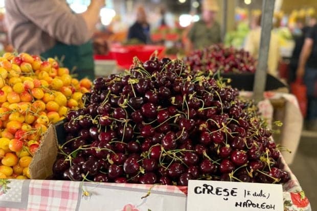 Cât costă cireșele, căpșunile și caisele în Piața Obor din București