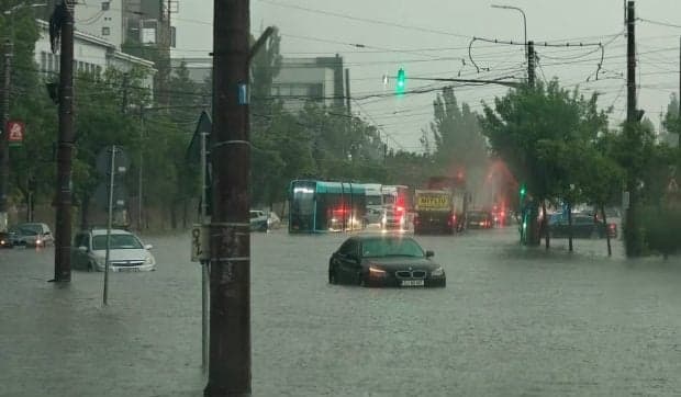 Codul portocaliu a făcut ravagii la Craiova: mașini blocate în apă, locuințe inundate și copaci căzuți