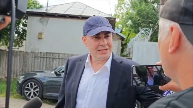 Darius Vâlcov, prima reacție după ieșirea din penitenciar. Fostul ministru de Finanțe a fost eliberat condiționat după 3 ani de închisoare din cei 5, s-a urcat într-un Mercedes și a plecat