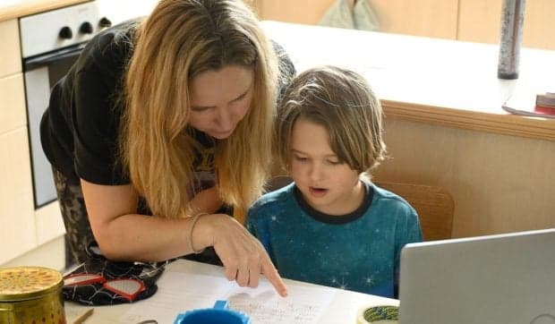 Doi părinți din Vașcău au ales homeschooling-ul și riscă închisoarea pentru că nu și-au trimis cei trei copii la școală