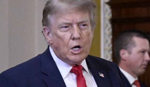 Donald Trump acuză Iranul că a lovit o navă comercială cu drona: o „încălcare prostească” a armistițiului