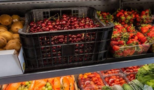 Cât plătesc românii pe cireșe, căpșuni și roșii pe cea mai faimoasă insulă din Grecia, în plin sezon turistic