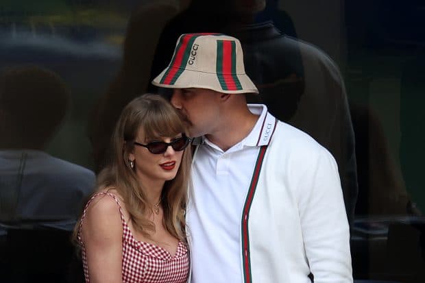 Imagine rară cu Taylor Swift în rochie de mireasă. Artista și Travis Kelce s-au căsătorit în prezența a peste 1000 de oameni. Reguli stricte la nunta anului