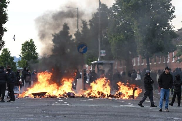Violențe la Belfast după un atac grav cu cuțitul care a declanșat proteste anti-imigrație și distrugeri uriașe în oraș. Trei familii de români, vizate de atacuri