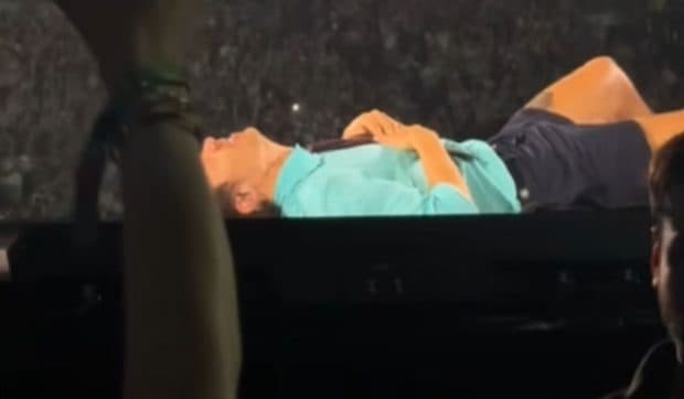 Un artist celebru s-a prăbușit pe scenă în timpul concertului. Fanii s-au panicat: „Inima mi s-a oprit”