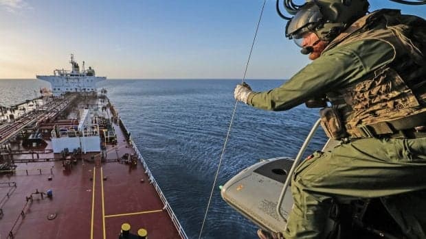 Armata britanică a interceptat pentru prima dată un petrolier din flota-fantomă a Rusiei