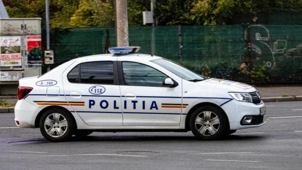 Două fete de 9 și 16 ani, lovite grav de o mașină în timp ce traversau DN1, la Bușteni. Traficul a fost blocat