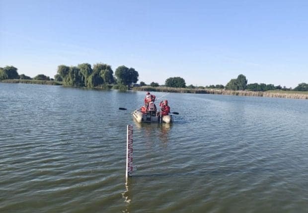 Un adolescent de 15 ani s-a înecat în Balta de la Șimian: a intrat în apă cu un alt tânăr, dar n-a mai reușit să se întoarcă la mal