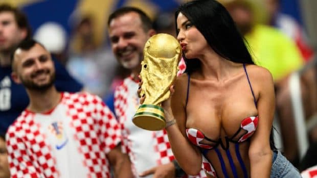 „Cea mai sexy fană din lume” a reapărut la Campionatul Mondial de Fotbal 2026. Cine este „Knöll Doll”