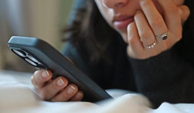 Smartphone-urile au apărut chiar înainte ca rata fertilității să înceapă să scadă, iar studiile spun că sunt o cauză directă